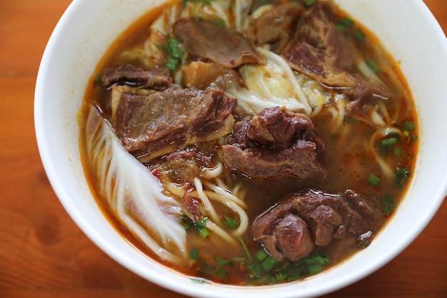 Sopa de macarrão chinês de carne