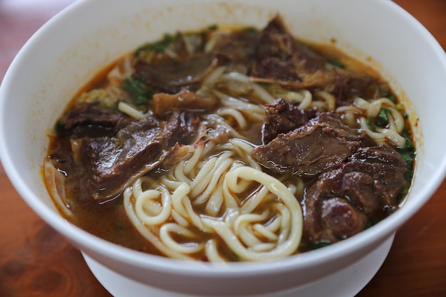 Sopa de macarrão chinês de carne