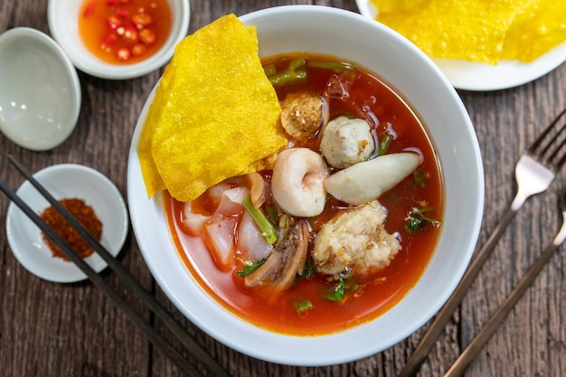 Sopa de macarrão com molho vermelho chamada Yentafo Noodle em comida de rua popular tailandesa na Tailândia