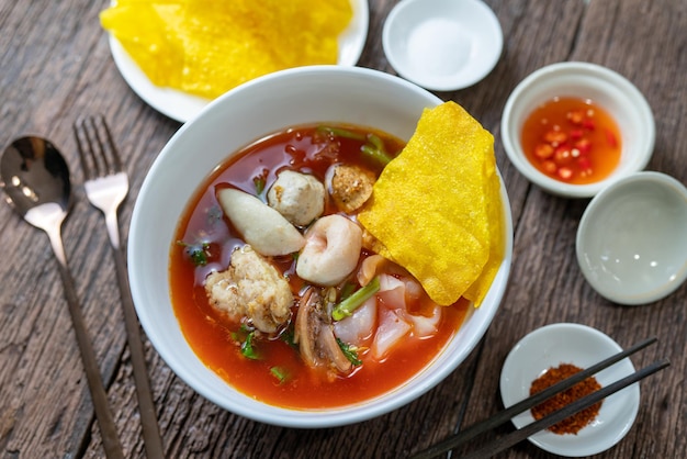 Sopa de macarrão com molho vermelho chamada Yentafo Noodle em comida de rua popular tailandesa na Tailândia