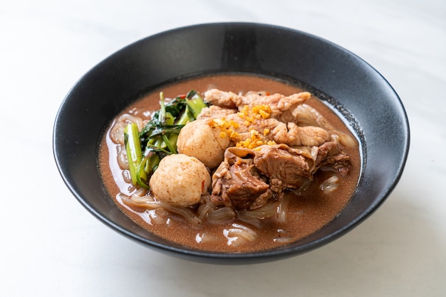 Sopa de macarrão de arroz com carne de porco cozida, estilo de comida asiática