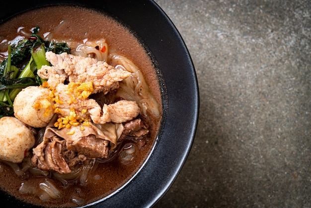 Sopa de macarrão de arroz com carne de porco estufada