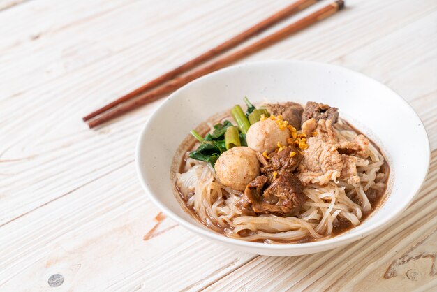 Sopa de macarrão de arroz com carne de porco estufada