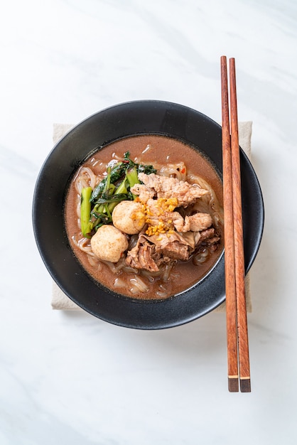 Sopa de macarrão de arroz com carne de porco estufada