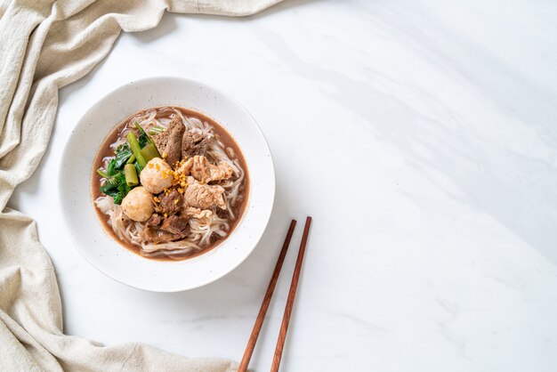 Sopa de macarrão de arroz com carne de porco estufada