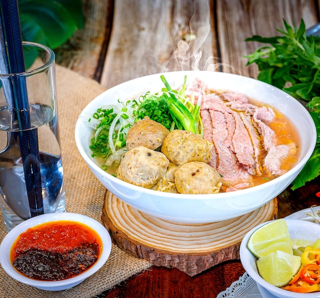 Sopa de macarrão de arroz vietnamita com bolas de carne