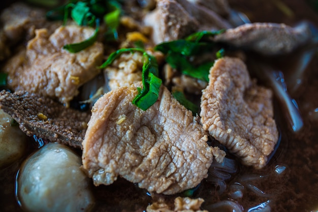 Sopa de macarrão de carne, close-up