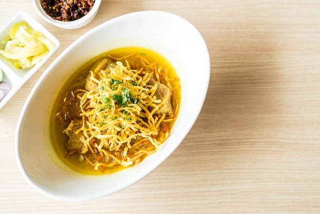 sopa de macarrão de curry com costelinha de porco