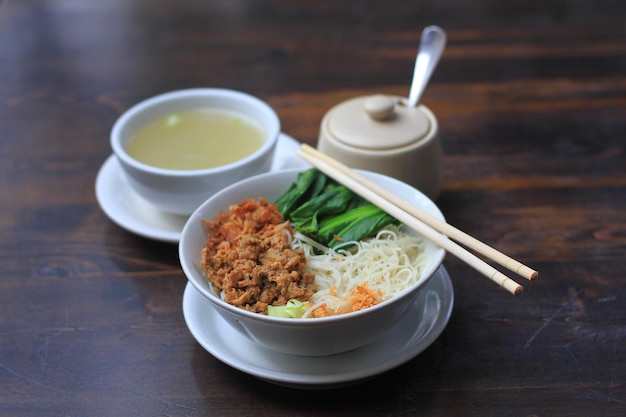 sopa de macarrão de frango com fundo de comida de estilo asiático chinês