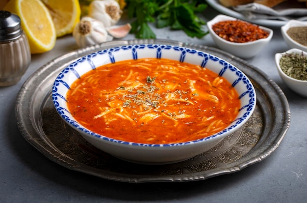Sopa de macarrão de frango com tomate. Nome turco; Domatesli tavuklu sehriye corbasi