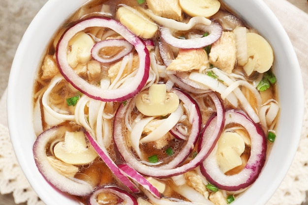 Sopa de macarrão de frango na tigela, closeup