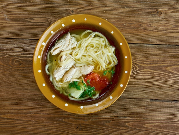 Sopa de macarrão de frango uzbeque Ugra-osh