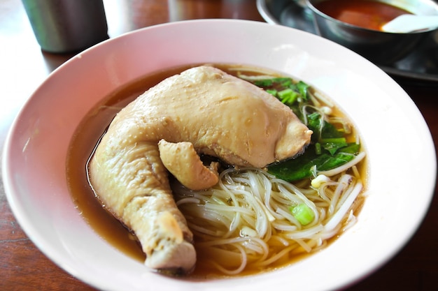 Sopa De Macarrão De Frango