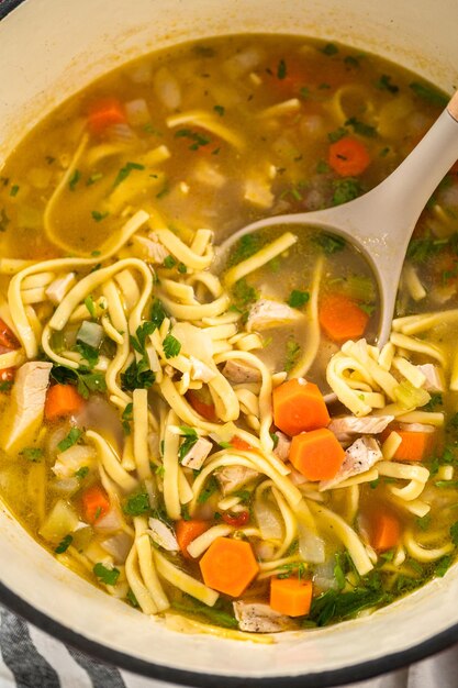 Foto sopa de macarrão de frango