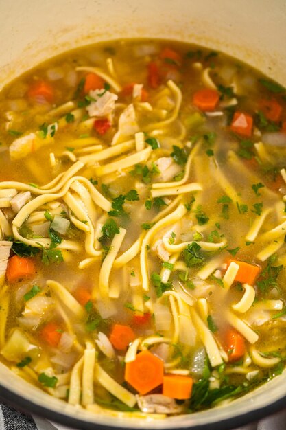 Foto sopa de macarrão de frango