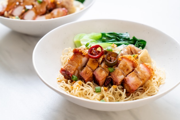 Sopa de macarrão de ovo com barriga de porco crocante e wonton