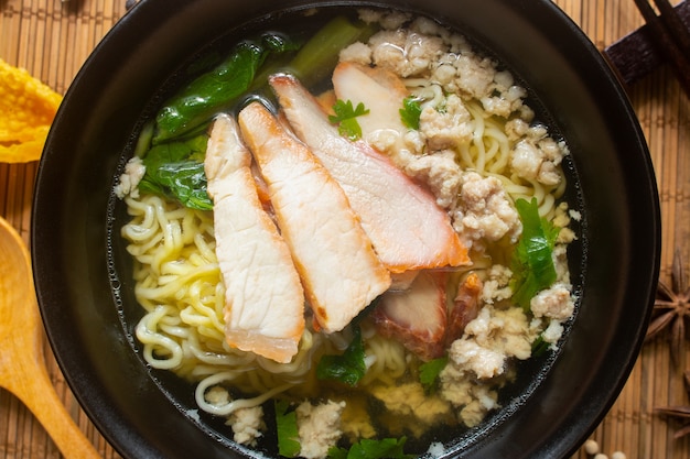 Sopa de macarrão em uma tigela