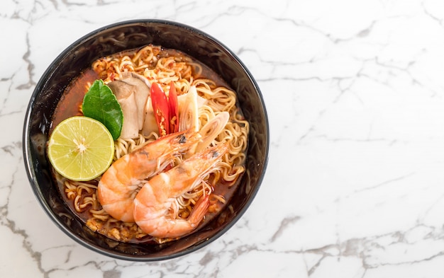 Sopa de macarrão instantâneo picante com camarão