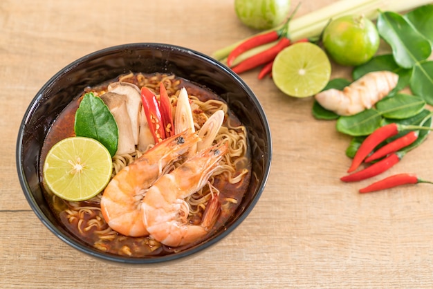 Sopa de macarrão instantâneo picante com camarão