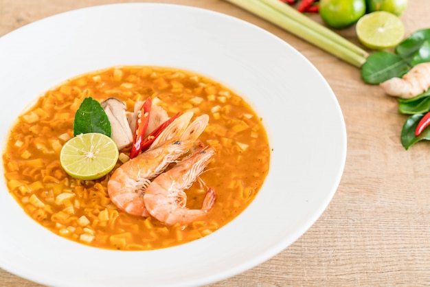 Sopa de macarrão picante com camarão