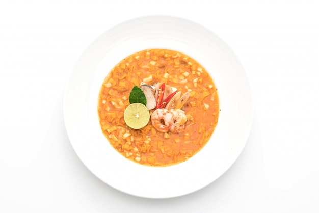 Sopa de macarrão picante com camarão