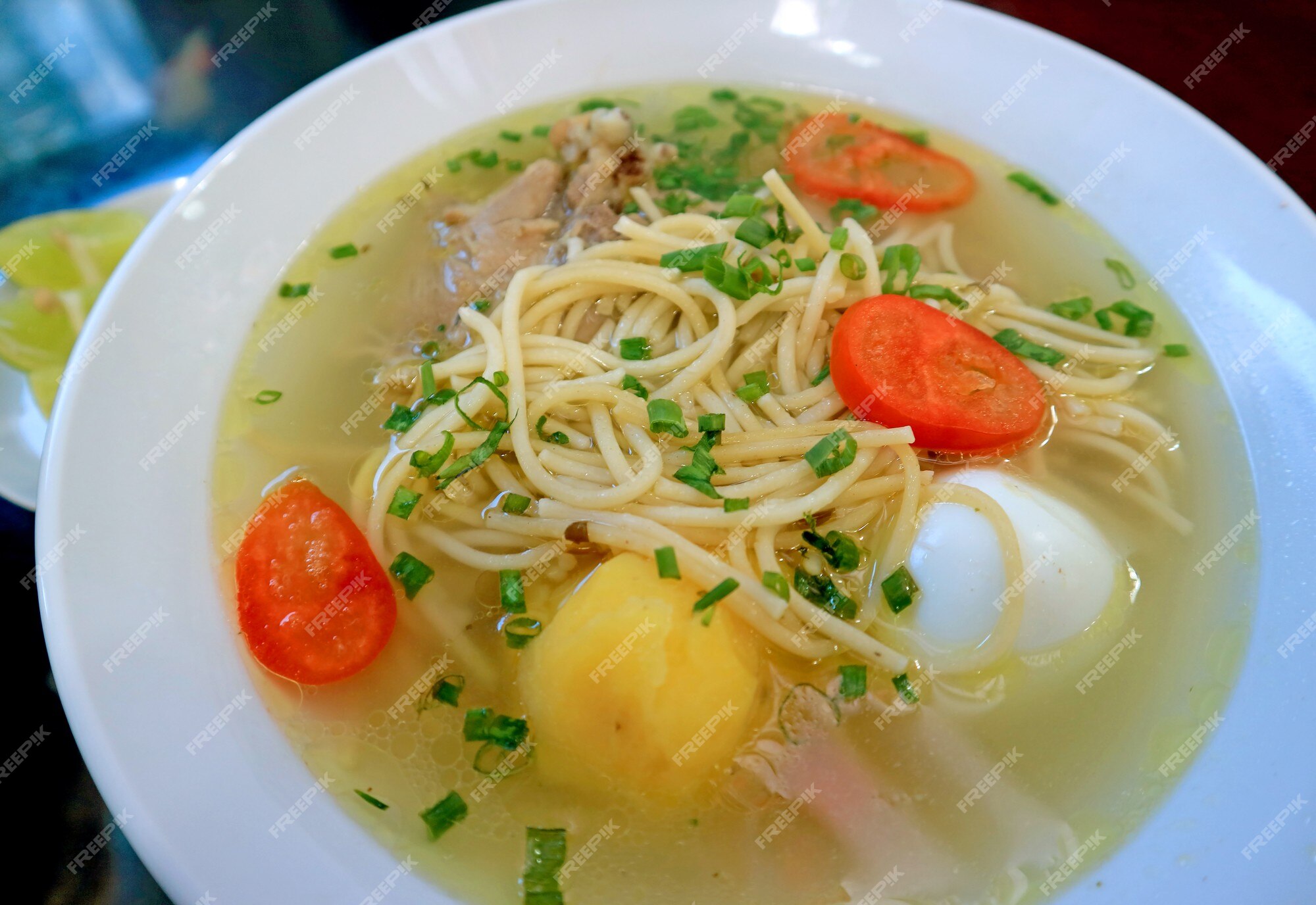 Bola De Carne Na Sopa Picante Do Leite De Coco Imagem de Stock - Imagem de  cebola, coco: 44633455