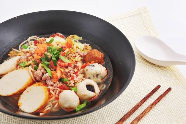 Sopa de macarrão quente e picante com bola de peixe