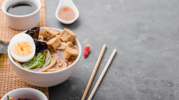 Sopa de macarrão ramen asiático com pauzinhos