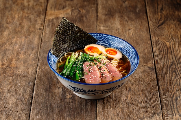 Sopa de macarrão ramen japonês com pastrami e ovos de ajitama