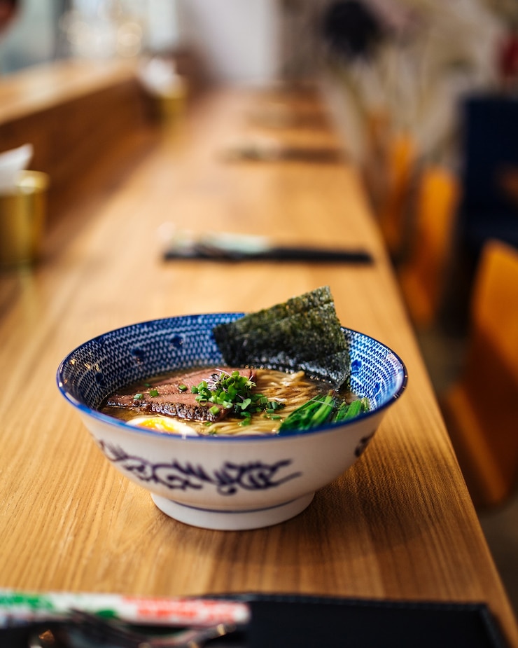 Foto sopa de macarrão ramen japonês servida em bar izakaya