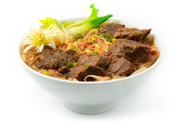 Sopa de macarrão refogado com carne e decoração em estilo taiwanês com vista lateral de vegetais