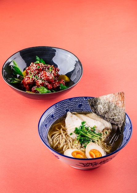 Sopa de macarrão Shio ramen e frango picante asiático