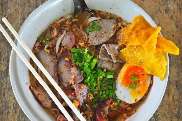 Foto sopa de macarrão tailandês