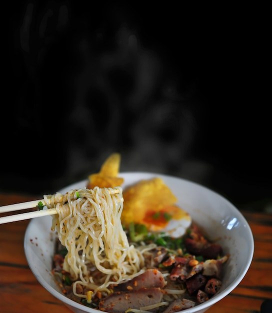 Foto sopa de macarrão tailandesa, tom yum