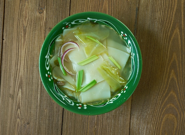 Sopa de macarrão thenthuk na culinária tibetana