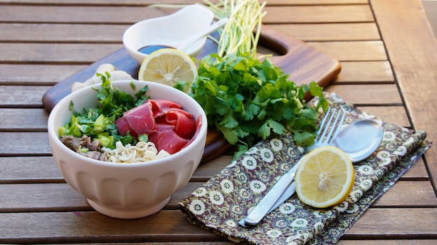 Sopa de macarrão vietnamita com caldo de carne, macarrão de arroz em forma de linguine, coentro e carne