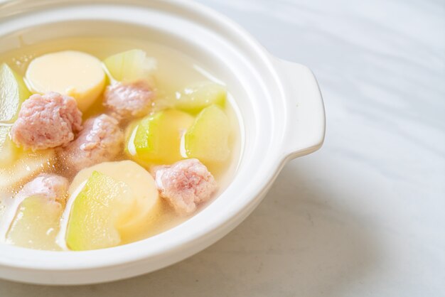 Sopa de melão de inverno com carne de porco picada e ovo tofu