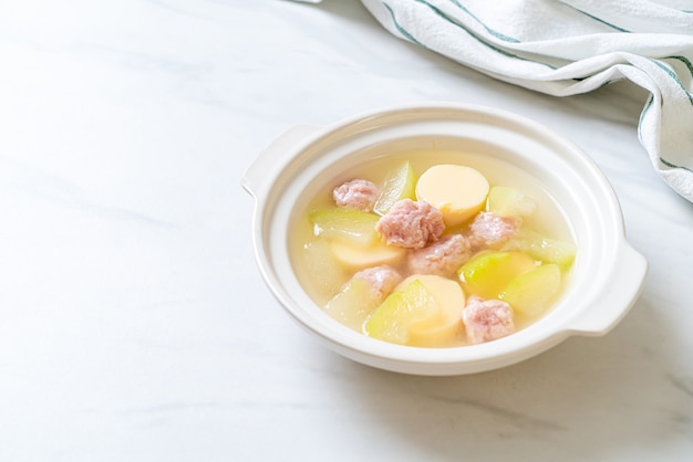 sopa de melão de inverno com carne de porco picada e tofu de ovo