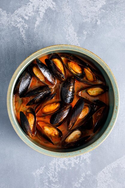 Sopa de mexilhões com molho de tomate