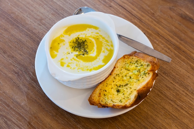 Sopa de milho com pão de alho