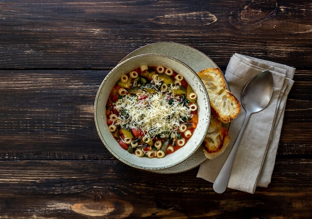 Sopa de minestrone italiano.