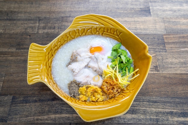 Sopa de mingau de peixe com peixe fatiado estilo tailandês de café da manhã