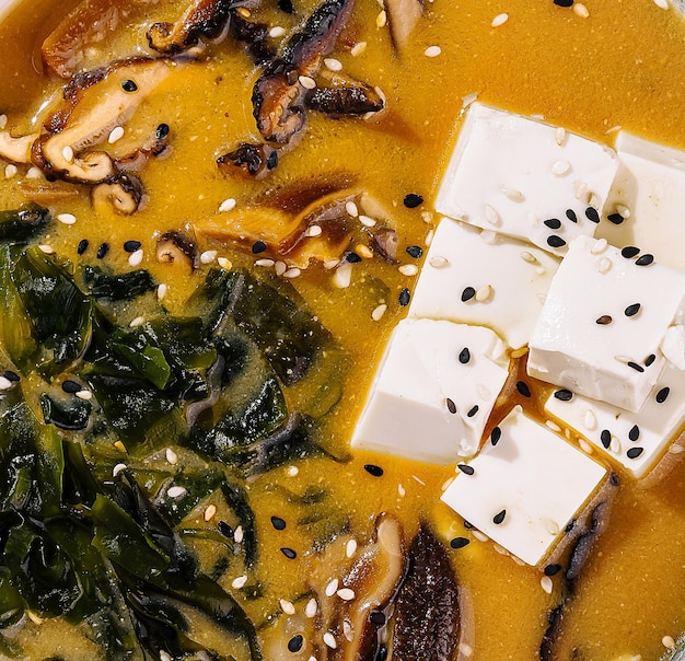 Foto sopa de miso caseira com tofu e algas