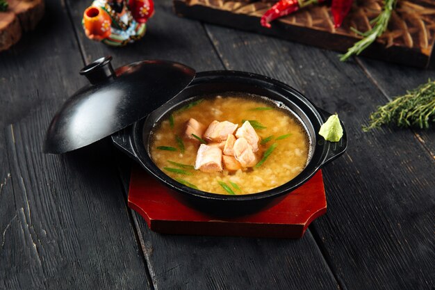 Sopa de miso ishikari apetitosa com salmão