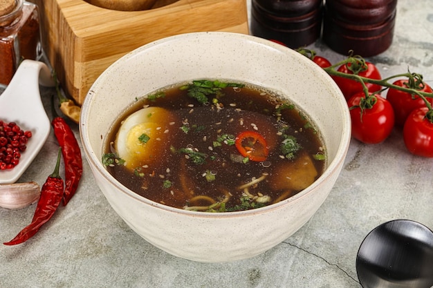 Sopa de miso japonesa com frango