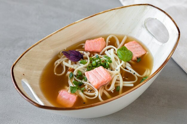 Sopa de missô japonesa com salmão e queijo tofu