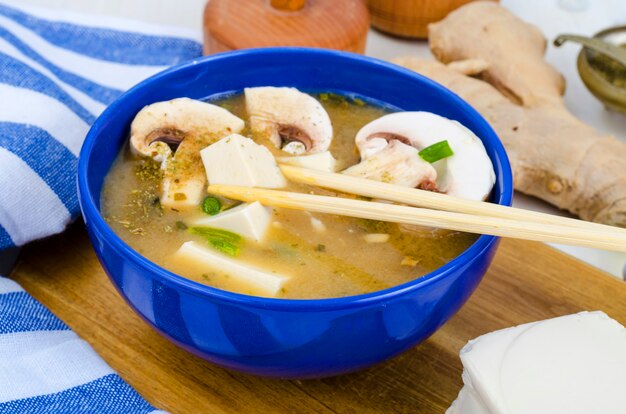 Sopa de missô vegetariana com tofu e cogumelos.