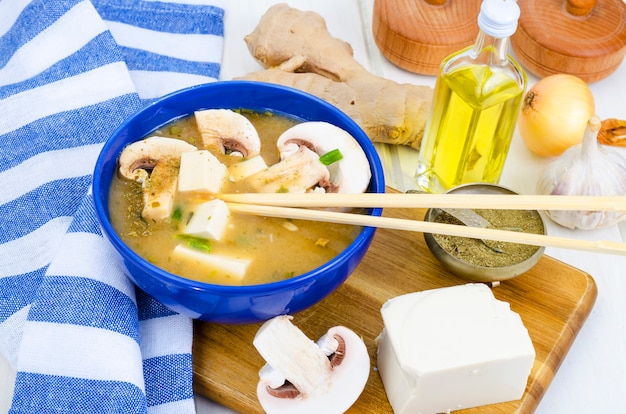 Sopa de missô vegetariana com tofu e cogumelos.