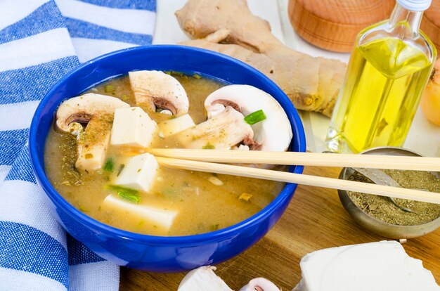 Sopa de missô vegetariana com tofu e cogumelos.