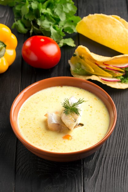 Foto sopa de mokeka brasileiro com filé de bacalhau